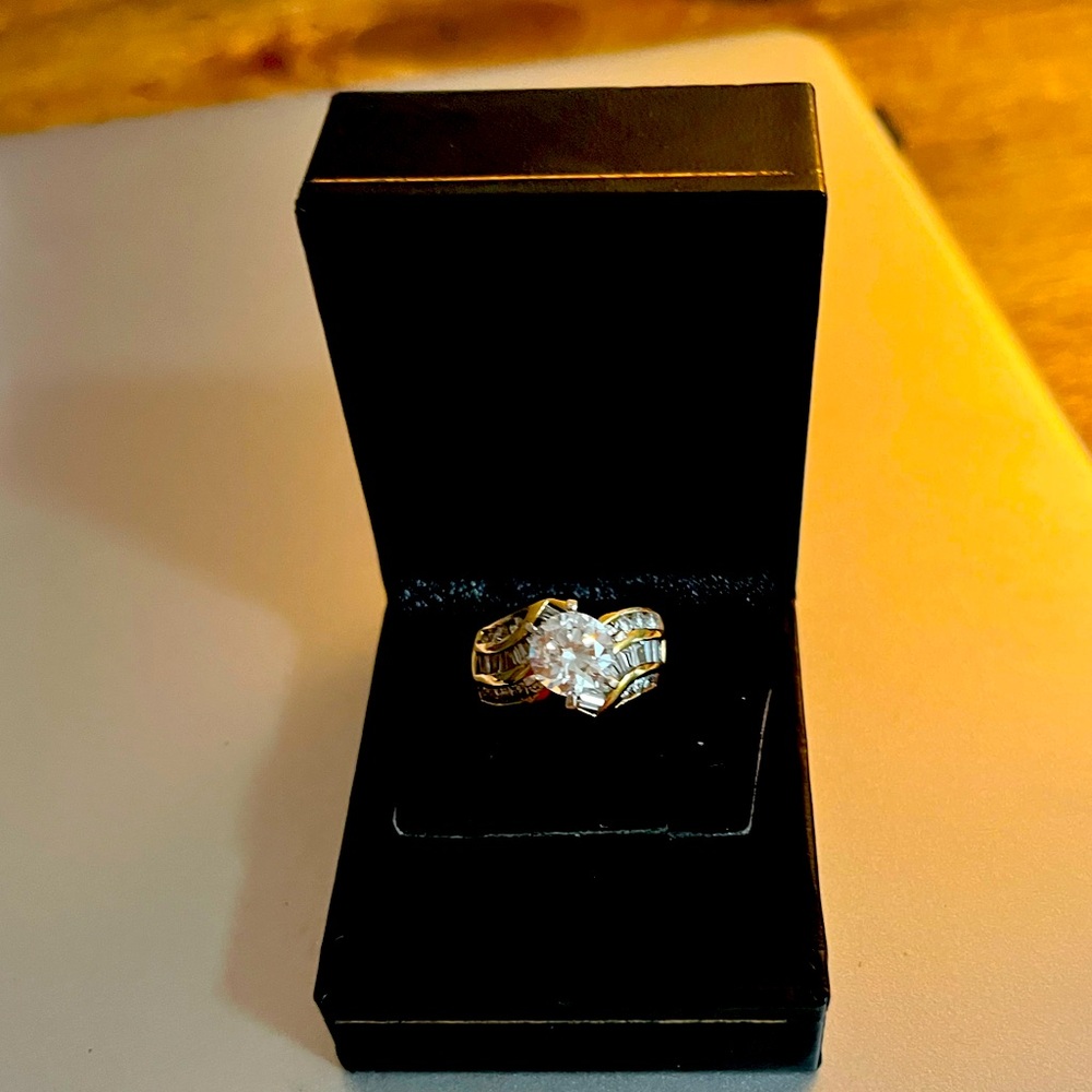 Gorgeous 925 Gold plated cubic zirconia ring 💍 Engagement or Wedding